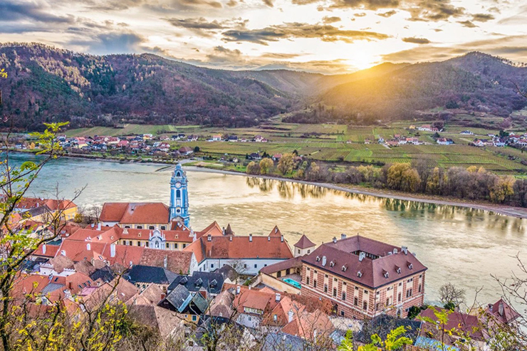 Dürnstein là một thị trấn cổ kính tọa lạc trên bờ sông Danube. Thị trấn nổi tiếng với kiến trúc cổ kính và nhiều vườn nho trồng rải rác trên các ngọn đồi xung quanh.
