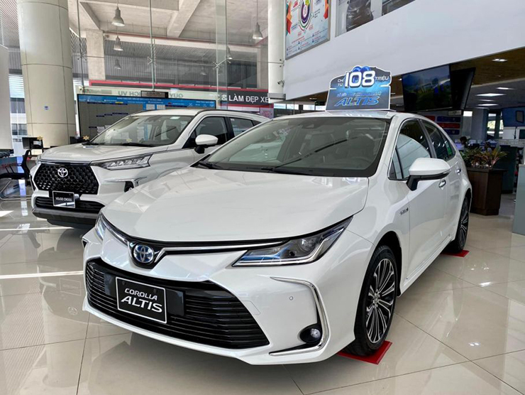 Khách hàng mua xe Toyota Corolla Altis được giảm gần 100 triệu đồng tại đại lý