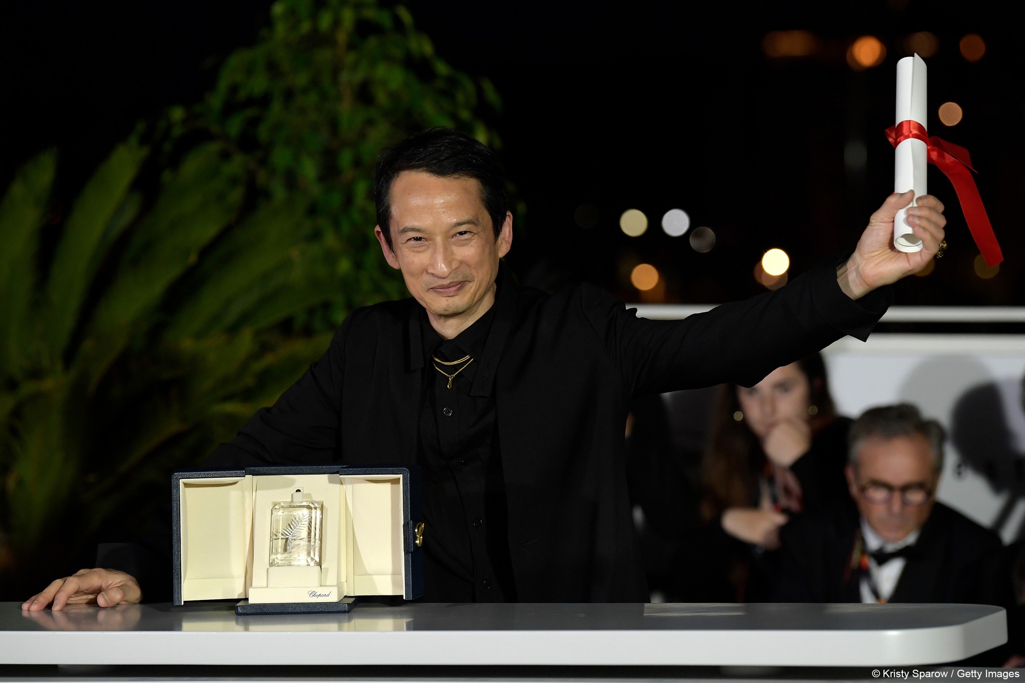 Trần Anh Hùng thắng giải Đạo diễn xuất sắc tại lễ bế mạc LHP Cannes diễn ra vào rạng sáng 28/5 (theo giờ Việt Nam)