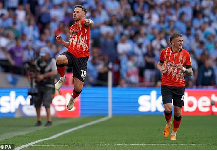 Jordan Clark (trái) ăn mừng bàn mở tỷ số cho Luton Town