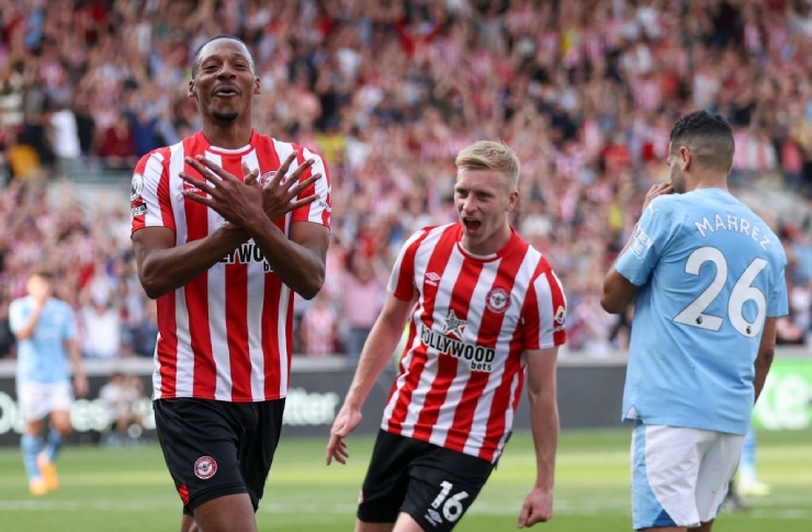 Chuỗi 25 trận bất bại trên mọi đấu trường của Man City chấm dứt sau trận thua Brentford 0-1. Thầy trò HLV Thomas Frank cũng&nbsp;trở thành đội duy nhất thắng Man City cả 2 lượt trận&nbsp;mùa này