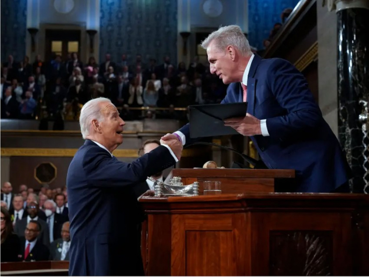 Tổng thống Mỹ Joe Biden (trái) và Chủ tịch Hạ viện Kevin McCarthy vừa thống nhất thỏa thuận nguyên tắc nâng trần nợ công. (Ảnh GETTY IMAGES chụp trong ngày ông Biden phát biểu thông điệp liên bang tại Quốc hội 7-2)