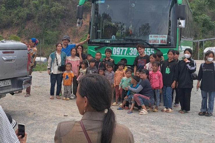 Nghỉ hè, trẻ em miền núi Nghệ An bắt xe vượt ngàn cây số vào Nam thăm cha, mẹ - 2