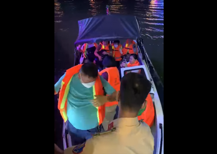 Cứu tàu du lịch chở 70 khách bị mắc cạn trên sông Hàn - 2