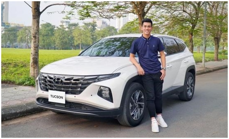 Không lâu sau đó, anh tậu chiếc xe thứ 2 thuộc hãng Hyundai Tucson bản mới 2022 với mức giá khoảng 1 tỷ đồng.
