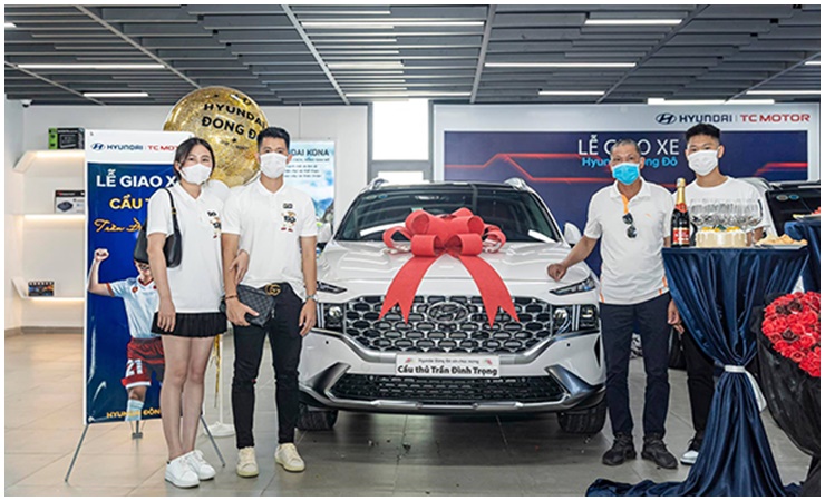 Vào năm 2021, cầu thủ Trần Đình Trọng đã mua cho mình chiếc Hyundai SantaFe 2021 phiên bản cao cấp có giá gần 1,5 tỷ đồng.
