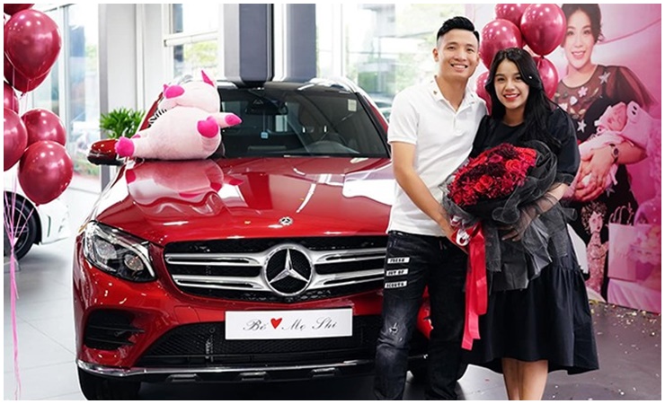 Xế hộp Mercedes-Benz GLC 300 của Bùi Tiến Dũng được anh mua vào dịp sinh nhật con gái đầu lòng có giá hơn 2 tỷ đồng.
