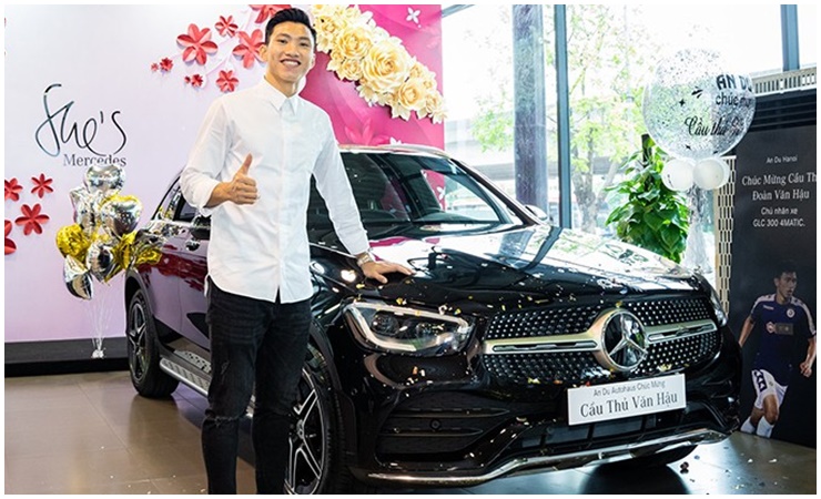 Trước đó, cầu thủ này từng tậu chiếc xe sang Mercedes GLC 300 có giá hơn 2 tỷ đồng.
