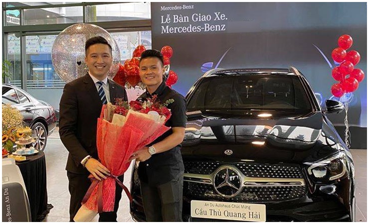 Quang Hải là cầu thủ đầu tiên sắm xế hộp Mercedes GLC 300. Xe có giá khoảng 2,3 tỷ đồng.
