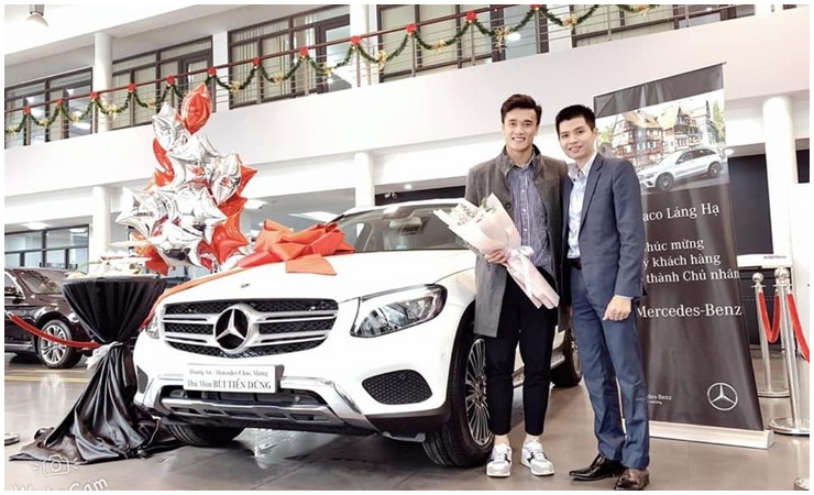 Thủ môn Bùi Tiến Dũng từng được một doanh nhân tặng chiếc xe Mercedes-Benz GLC 250 có giá gần 2 tỷ đồng.
