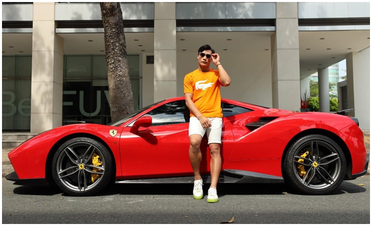 Anh còn&nbsp;gây chú ý khi tạo dáng chuyên nghiệp bên Ferrari 488 GTB với chiếc biển siêu Vip.
