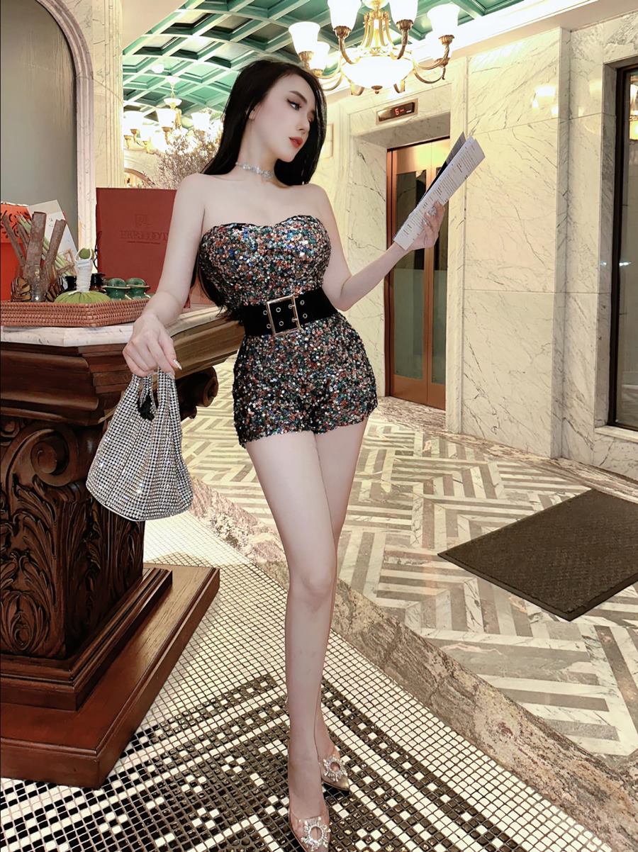 Vợ “trùm bất động sản” Khắc Việt chuộng mốt váy ngắn, tôn hình thể 3 vòng 102-62-91cm - 8