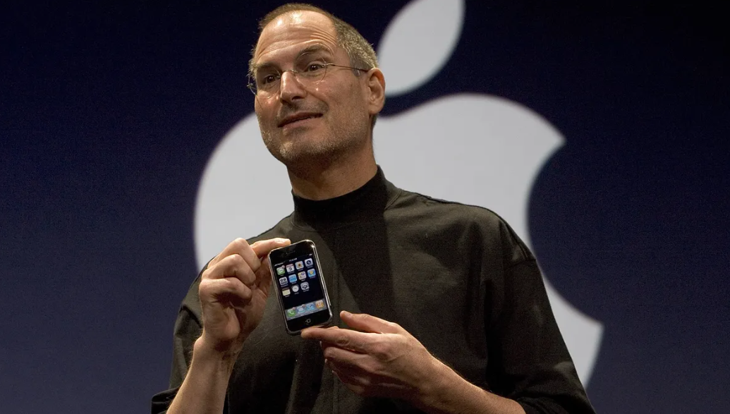 iPhone đầu tiên trên tay Steve Jobs.