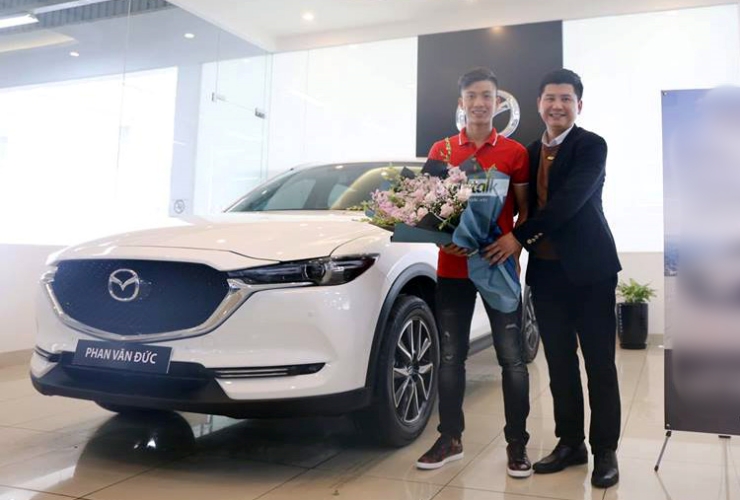 Cuối năm 2019, Phan Văn Đức quyết định tậu xế hộp Mazda CX-5 màu trắng đẹp mắt.
