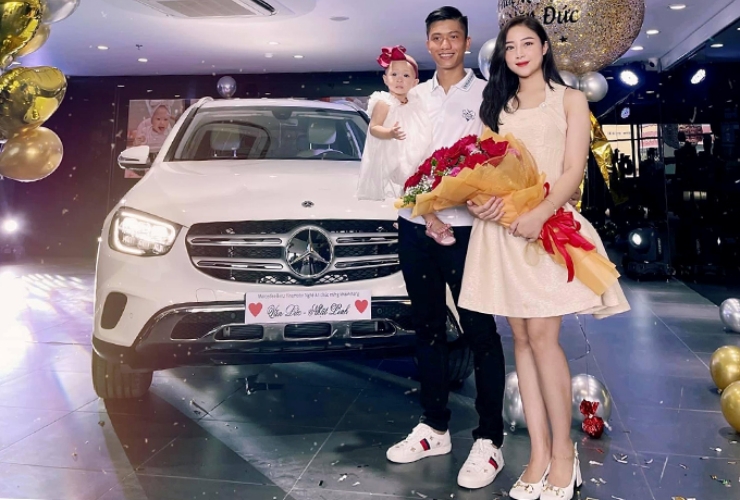 Đến tháng 9/2021, anh tặng bà xã chiếc xe sang -&nbsp;Mercedes-Benz GLC, có giá khoảng hơn 2 tỷ đồng.
