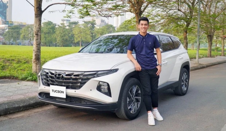 Sau đó anh đổi sang xe hơi Hyundai Tucson bản mới 2022 có tông màu trắng sang trọng.
