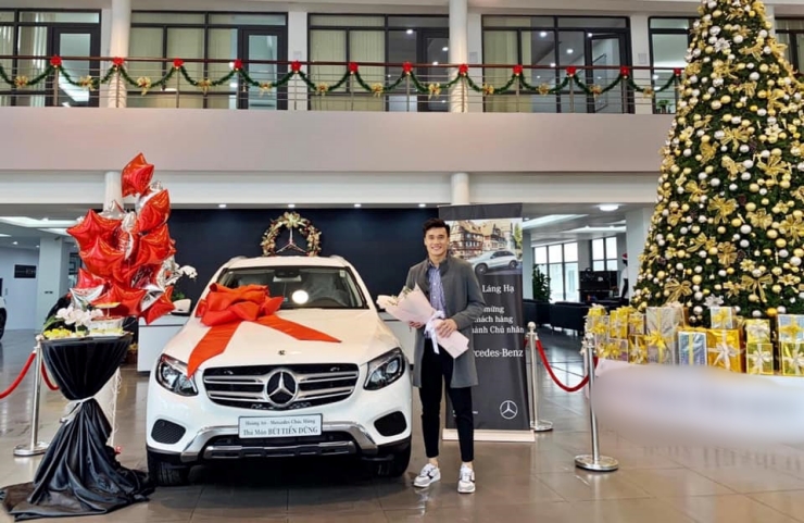 Vào năm 2020, anh sở hữu xe Mercedes-Benz GLC 250 có giá niêm yết chừng 2 tỷ đồng.
