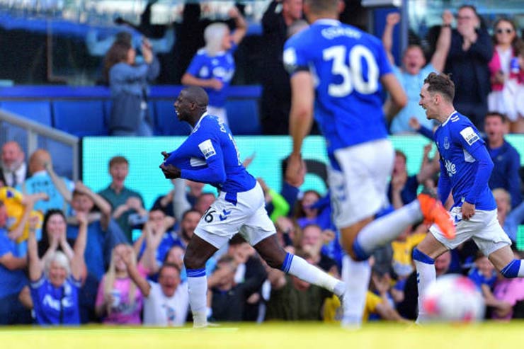 Everton sống sót trong sự nghẹt thở nhờ bàn thắng của Doucoure trước Bournemouth