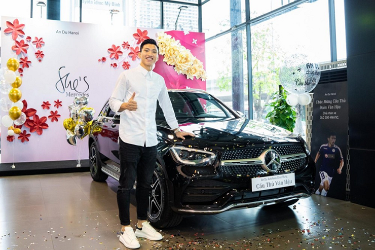 &nbsp;Trước đó năm 2020, hậu vệ CLB CAHN đã mua chiếc Mercedes-Benz có giá khoảng 2,4 tỷ đồng.&nbsp;
