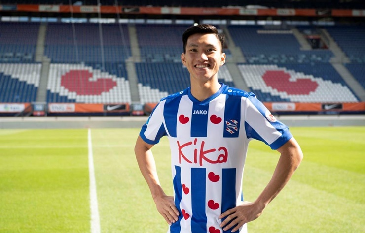 Thời điểm xuất ngoại thi đấu cho CLB&nbsp;SC Heerenveen. Đoàn Văn Hậu nhận mức lương 450.000 euro/năm (khoảng 11,5 tỷ đồng) trước thuế.
