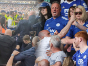 Bóng đá - Chấn động ngoại hạng Anh: CĐV Leicester đấm nhau, fan Leeds tấn công cảnh sát