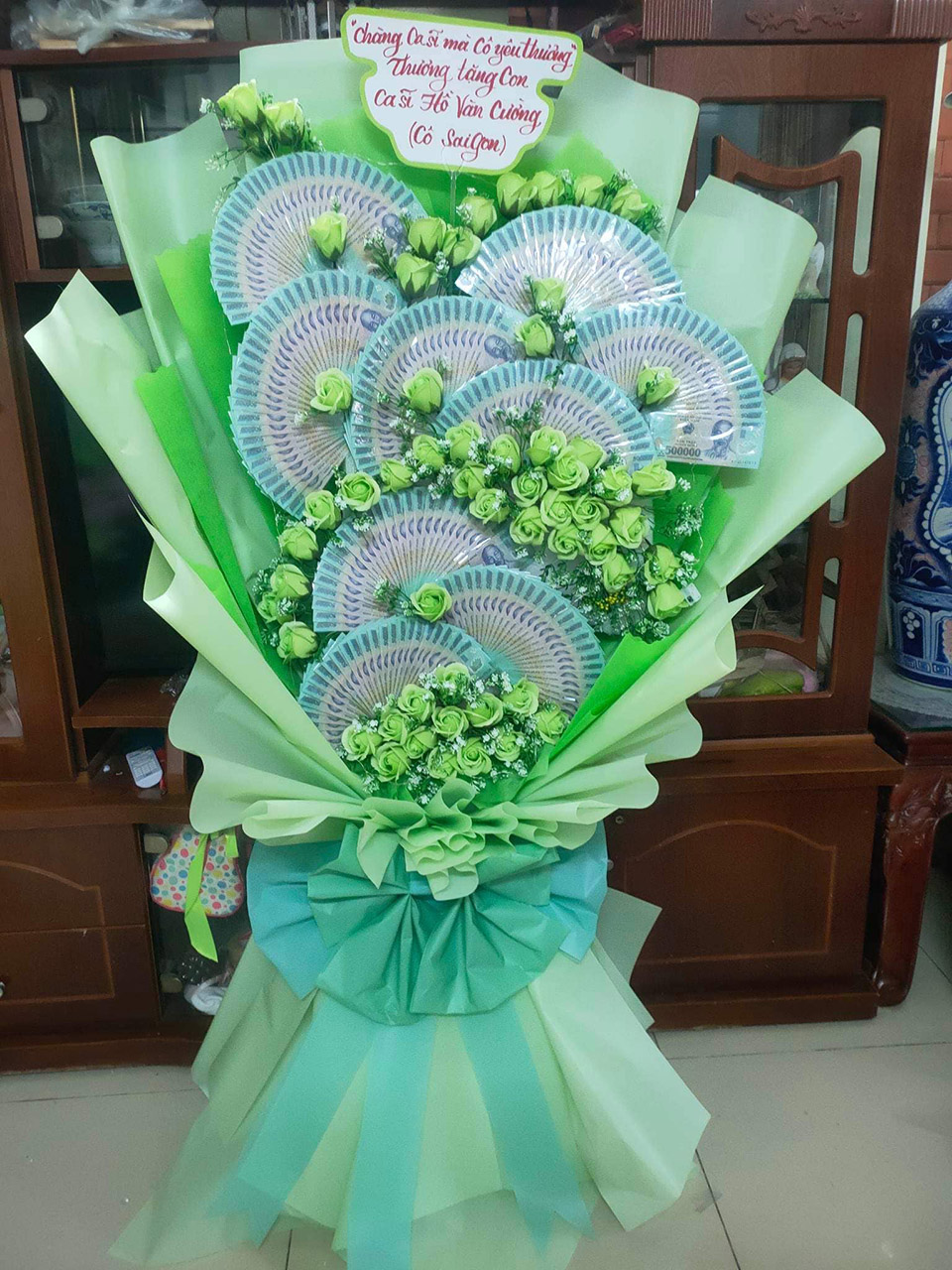 Bó hoa giá trị "khủng" của fan tặng Hồ Văn Cường