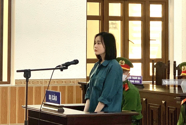 Hot girl Ninh Thị Vân Anh đứng trước phiên toà.