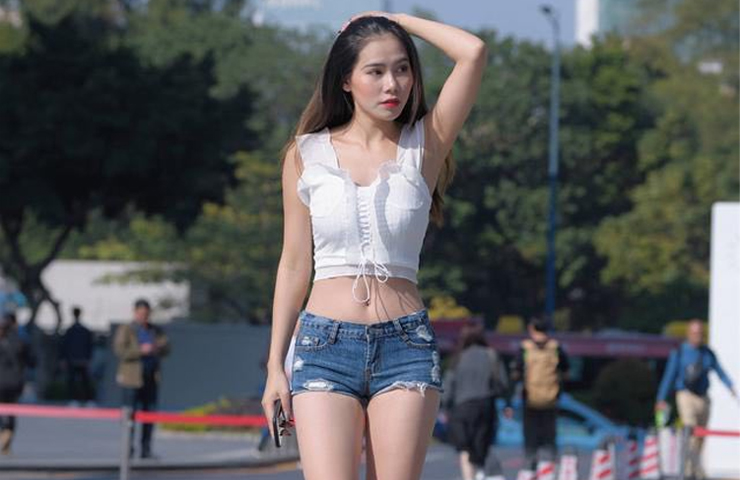 Những chiếc quần hot pants khoe trọn eo thon, chân dài được các chị em săn đón vào mùa hè.
