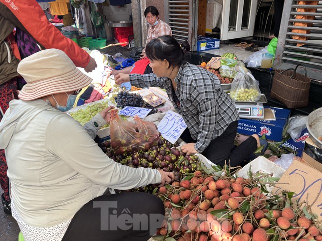 Vải, măng cụt vào đầu mùa nhưng có giá khá rẻ, chỉ khoảng 35.000-40.000 đồng/kg.