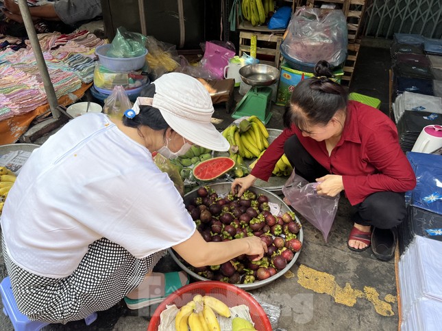 Loại trái cây được nhiều người chọn mua tại chợ nhiều nhất lúc này có lẽ là măng cụt.