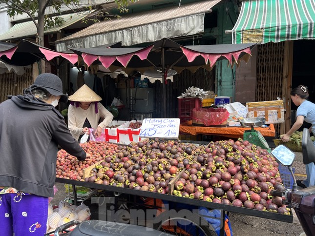 Măng cụt chín được chất lên xe đẩy bán rong trên nhiều nẻo đường có giá 45.000 đồng/kg. Theo quan sát, măng cụt với giá này khá to, quả chín đồng đều. Tiểu thương cho biết lấy hàng từ chợ đầu mối hoặc nhà vườn miền Tây. "Bình thường, măng cụt đầu mùa có giá khoảng 60.000-70.000 đồng/kg nhưng giờ chỉ từ 35.000-40.000 đồng/kg, còn thu mua tại vườn chỉ khoảng 20.000 đồng/kg. Hiện đang vào mùa măng cụt nên hàng về nhiều, có lẽ giá sẽ còn giảm trong vài ngày tới" - chị Thanh, bán trái cây trên đường Nhiêu Tâm (quận 5) cho hay.