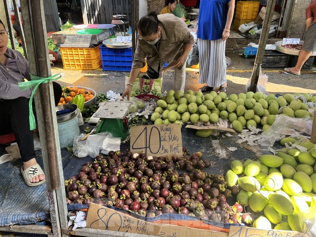 Măng cụt Cái Mơn đổ đống, bao ngọt với giá 40.000 đồng/kg, khách thoải mái lựa chọn.