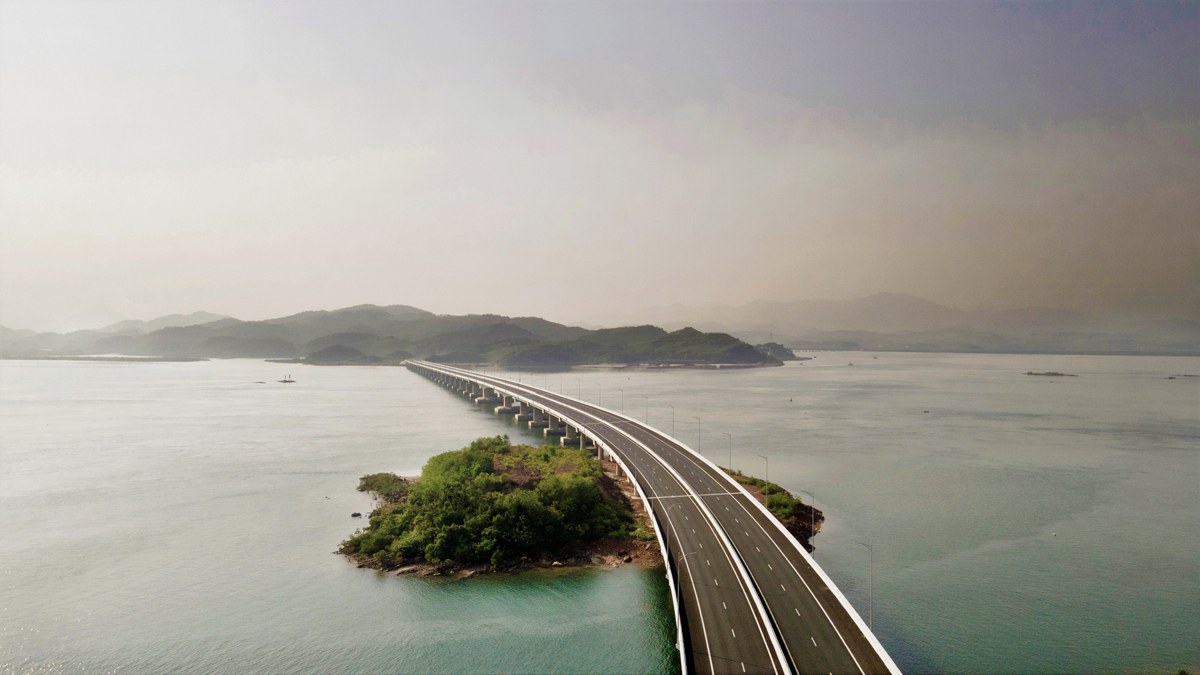 Cảnh hùng vĩ, đẹp huyền ảo như tranh dọc cao tốc có 35 cầu vượt biển, sông suối - 1