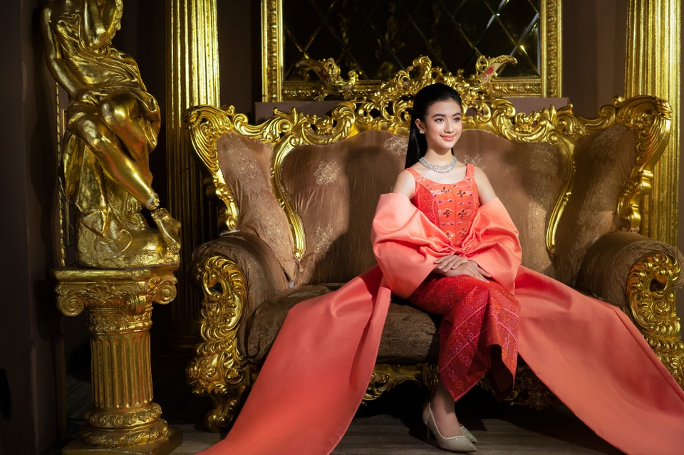 Công chúa Campuchia lai Pháp 12 tuổi "trổ mã" xinh đẹp, được 2 triệu fan ái mộ - 3