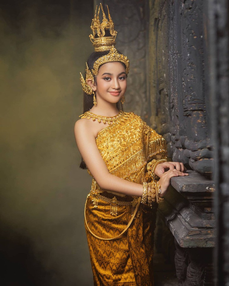Công chúa Campuchia lai Pháp 12 tuổi "trổ mã" xinh đẹp, được 2 triệu fan ái mộ - 1