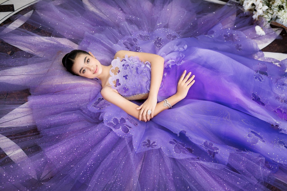 Công chúa Campuchia lai Pháp 12 tuổi "trổ mã" xinh đẹp, được 2 triệu fan ái mộ - 4