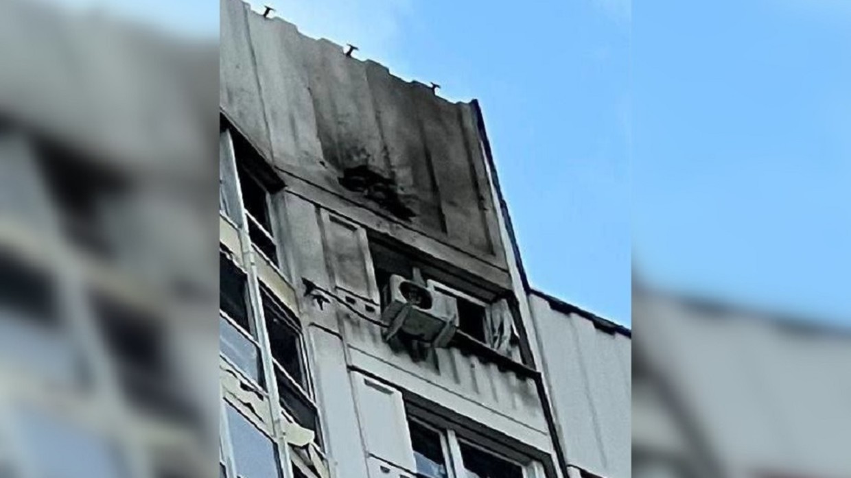 Một phần tòa chung cư ở phía tây nam Moscow bị hư hại do UAV. Ảnh: RT
