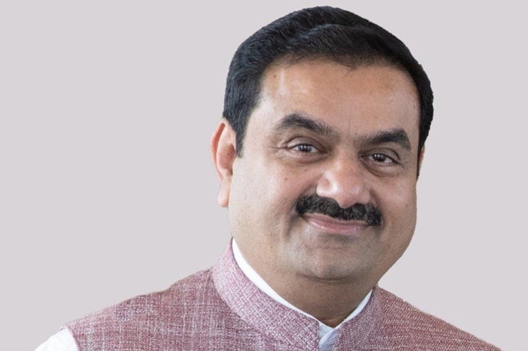 Ông là người giàu nhất Ấn Độ và giàu thứ tư thế giới. Tỷ phú Gautam Adani từng bỏ học đại học, sau đó chuyển sang kinh doanh.
