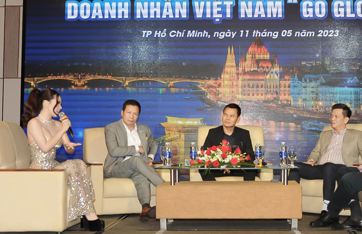 Trong Tọa đàm "Doanh nhân Việt Nam Go Global 2023", MC Thu Hà nhận về ý kiến trái chiều khi mặc trang phục quá gợi cảm khiến các khách mời lúng túng.
