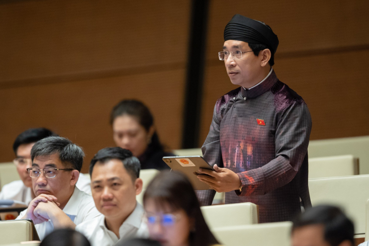 Đại biểu Nguyễn Văn Cảnh đề nghị được mặc áo dài ngũ thân khi họp Quốc hội, chào cờ - 1