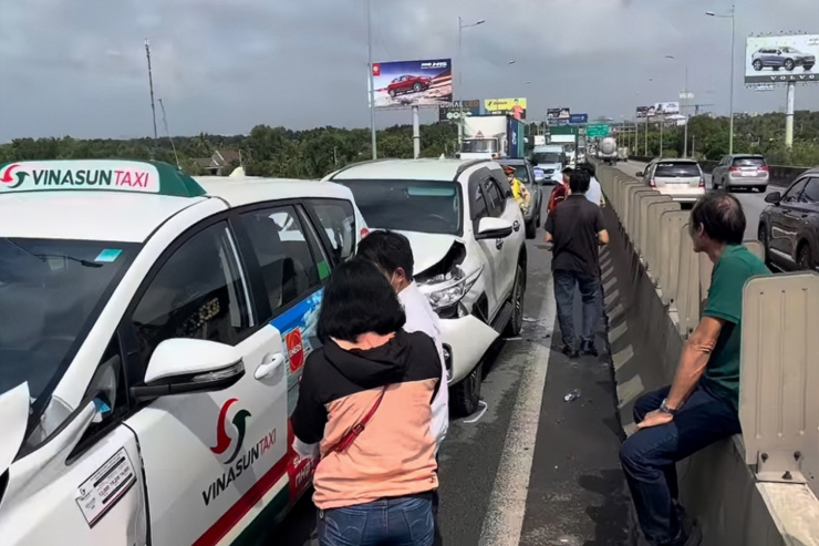 Hiện trường 5 ô tô gặp nạn trên cao tốc TP HCM - Long Thành - Dầu Giây - 1