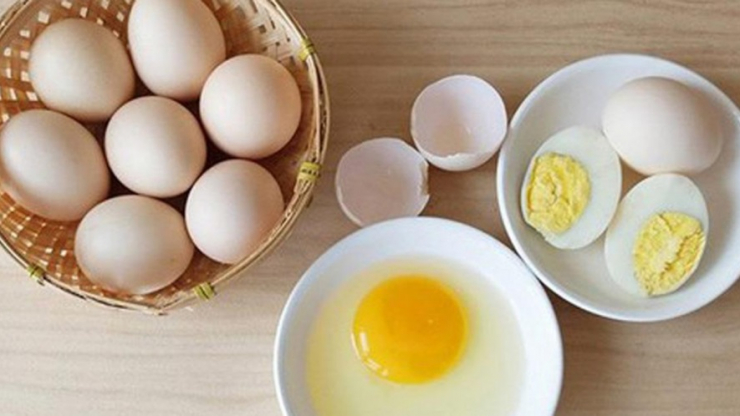 Những người khỏe mạnh có thể ăn tối đa 1 quả trứng mỗi ngày. Ảnh minh họa.