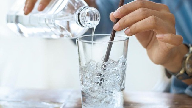 Uống nước đá trong mùa hè: Tưởng mát nhưng cực nhiều nguy hại - 3