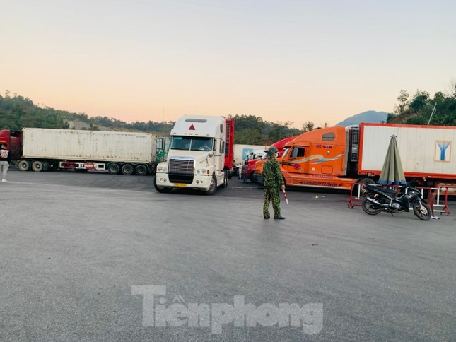Xe hàng chở nông sản được các lực lượng chức năng điều tiết đỗ đậu chờ thông quan tại cửa khẩu quốc tế Hữu Nghị. Ảnh: Duy Chiến.