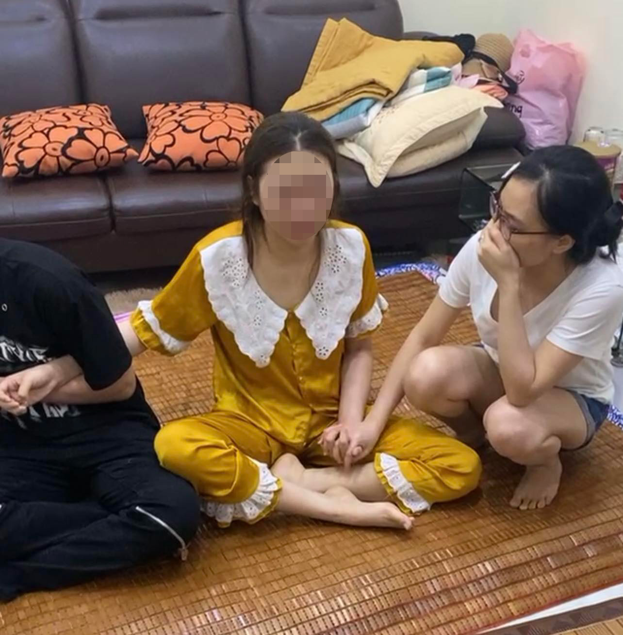Hà Nội: Công an xác minh clip bảo mẫu nghi bạo hành cháu bé 1 tháng tuổi - 2