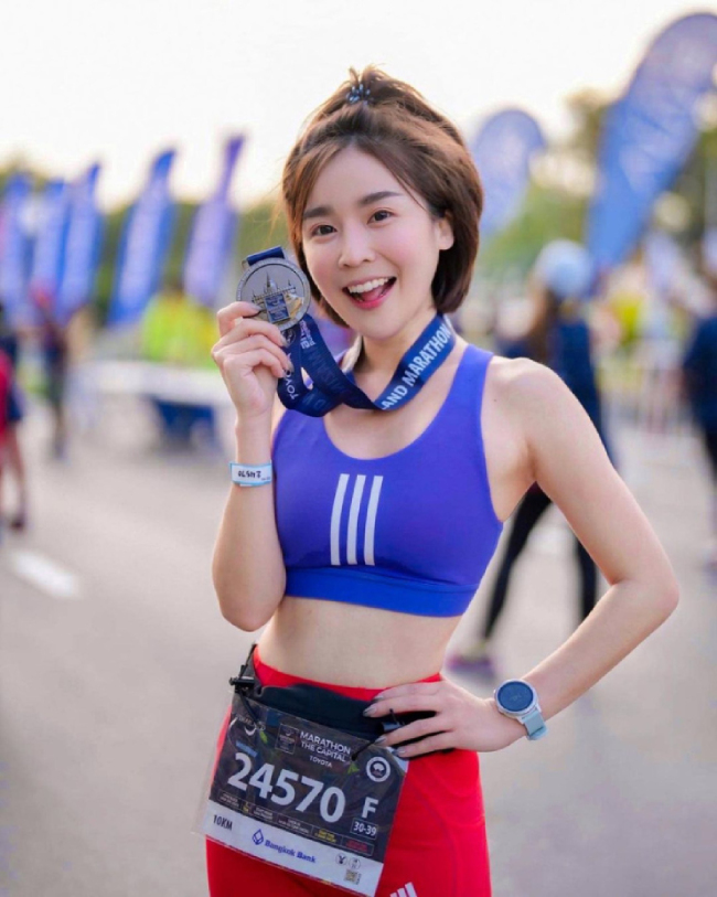 Từ cự ly 5 km, cô nâng lên 10 km và giờ là chân chạy quen thuộc của mỗi sự kiện marathon Thái Lan cự ly 21 km.
