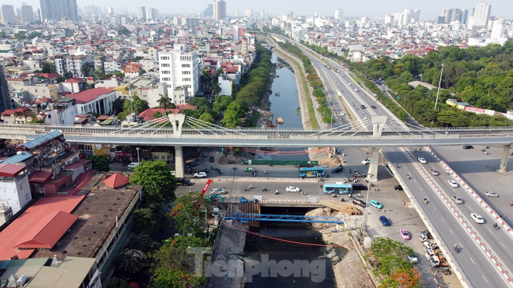  Cùng đó là nhiều vướng mắc về quy chuẩn, tiêu chuẩn, định mức, đơn giá, giá vật tư, thiết bị chuyên ngành đường sắt đô thị, ảnh hưởng nghiêm trọng bởi đại dịch COVID-19 và những khó khăn khách quan khác buộc dự án phải lùi tiến độ.  