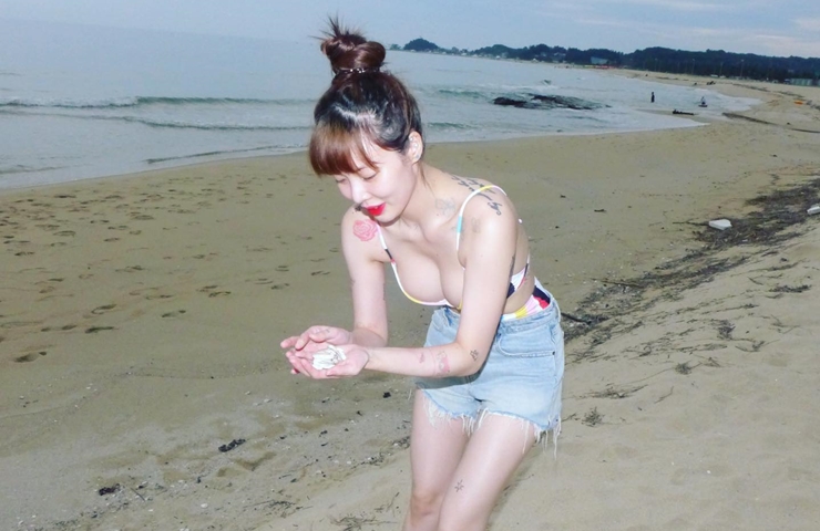 Khi đi biển, cô diện bikini hai mảnh siêu nhỏ khoe làn da trắng mịn&nbsp;và 3 vòng cân đối. HyunA còn khéo léo phối thêm một chiếc quần&nbsp;short jeans&nbsp;để tổng thể trông cá tính hơn.&nbsp;
