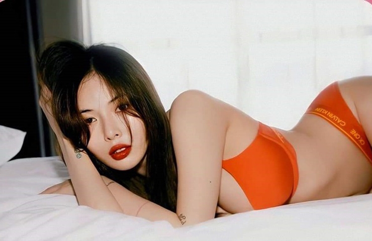 HyunA (sinh năm 1992) được mệnh danh là “nữ hoàng gợi cảm xứ Hàn” nhờ phong cách trình diễn quyến rũ và gu thời trang gợi cảm.
