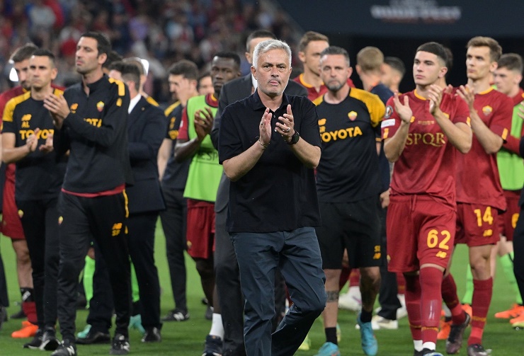 HLV Mourinho vỗ tay tri ân các CĐV Roma